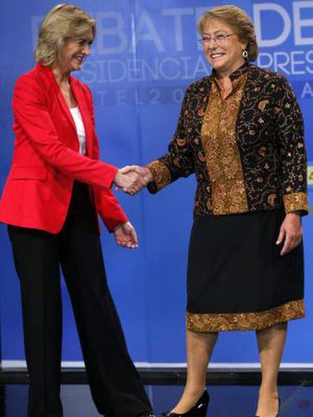 As candidatas à Presidência do Chile se saúdam em debate.