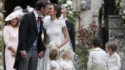 Pippa Middleton e James Matthews se beijam após a cerimônia.