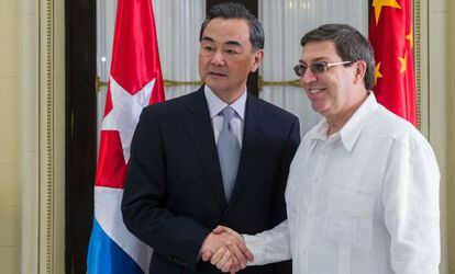 Os ministros Wang Yi e Bruno Rodriguez, em Havana.