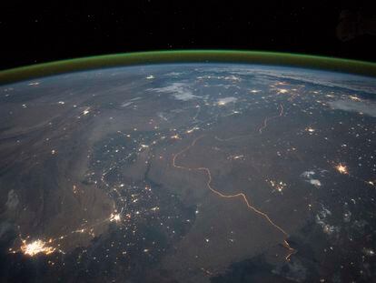 Imagem da linha verde sobre a Terra, ao fundo, que indica a existência de oxigênio.