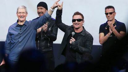 O CEO da Apple, Tim Cook (esquerda) e Bono, líder do U2, na apresentação do iPhone 6 em Cupertino.