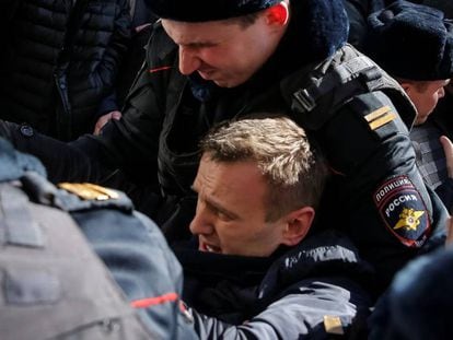 Policiais detêm o líder da oposição Navalny durante as manifestações em Moscou.