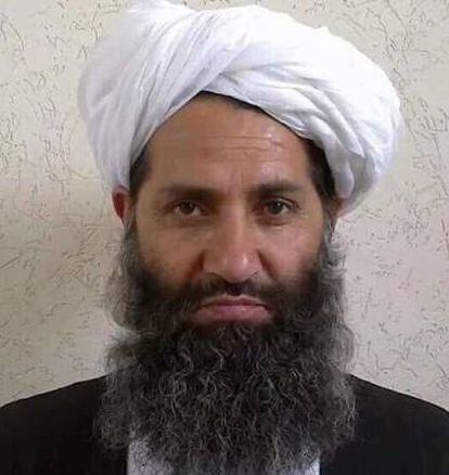 Haibatullah Akhundzada em uma foto fornecida pelos talibãs afegãos em 2015.