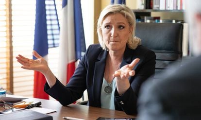 Marine Le Pen durante a entrevista realizada terça-feira em seu escritório.