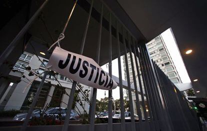 Um letreiro na frente do prédio em que morava o promotor Nisman.