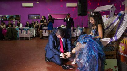 Bernardo Zapata calça sua filha Alejandra na festa de quinze anos em Madri.