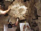Operarios de las excavaciones de Teotihuacán limpian restos el pasado 15 de noviembre.
