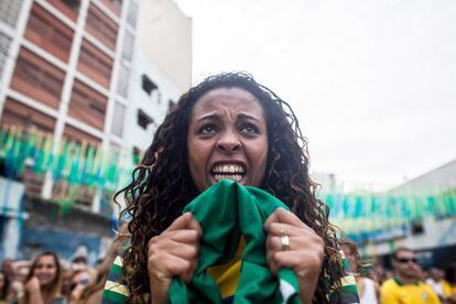 Torcedora brasileira reage ao jogo em S&atilde;o Paulo.