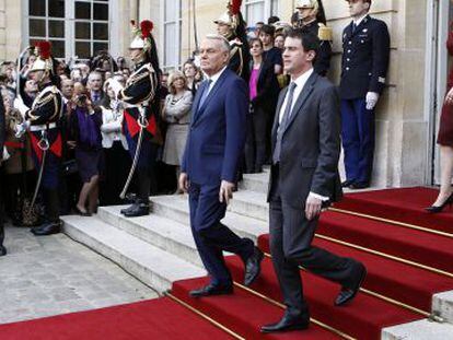 O antigo primeiro-ministro Jean-Marc Ayrault (e) e o novo chefe de Governo, Manuel Valls, nesta terça-feira em Paris.