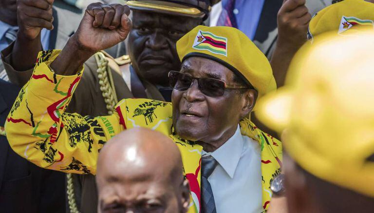 Mugabe saúda seus partidários dia 8 de novembro.