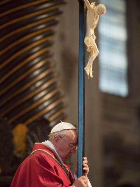 O papa Franciso durante a Via Crucis na basílica de San Pedro.
