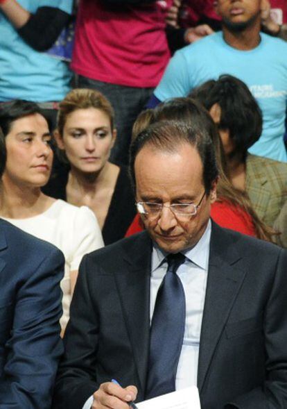 Hollande e Gayet (ao fundo de camiseta preta) em uma das poucas imagens que existem do casal, em um ato dos socialistas franceses em 2011.