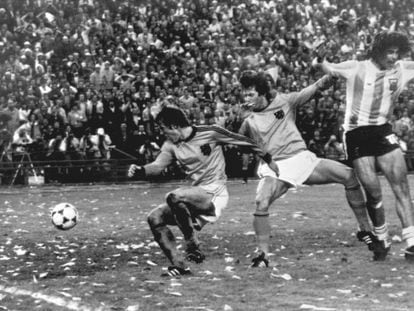 Kempes marca um gol ao lado de Krol e Poortvliet, em 1978.