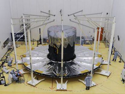 Último teste de exibição do grande para-sol do telescópio Gaia, na base espacial de Kourou, na Guiana Francesa, antes do lançamento.