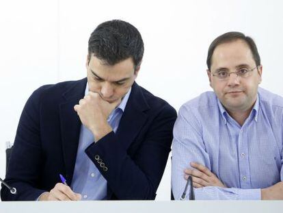 Pedro Sanchez e César Luena na Executiva do PSOE.