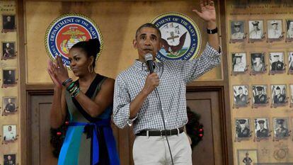 O casal Obama na base militar do Havaí em 25 de dezembro.