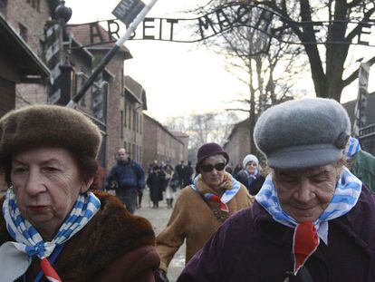Sobreviventes no campo de exterminio de Auschwitz.