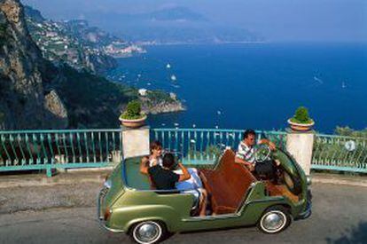 Passeio em um carro antigo pela Campania, na costa de Amalfi (Itália).