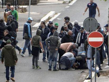 Torcedores socorrem um seguidor do Nápoles ferido por um disparo.