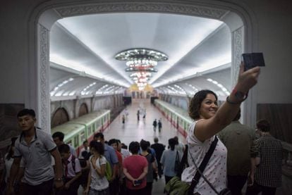 Turista tira uma selfie em uma estação de metrô de Pyongyang.
