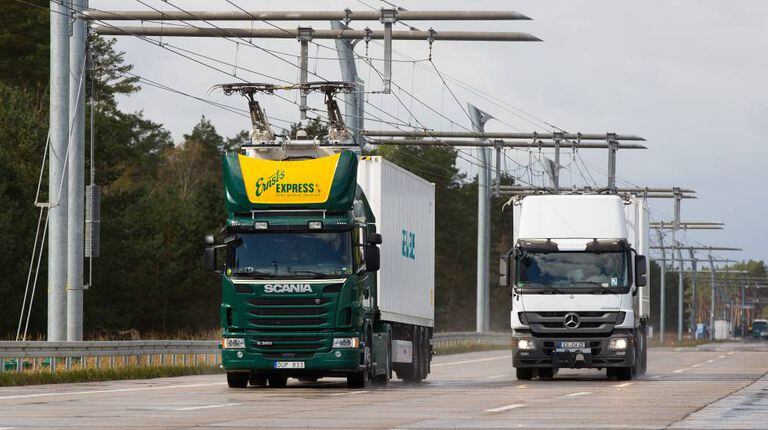 Caminhões circulando pela autoestrada electrificada em Hessia, Alemanha.