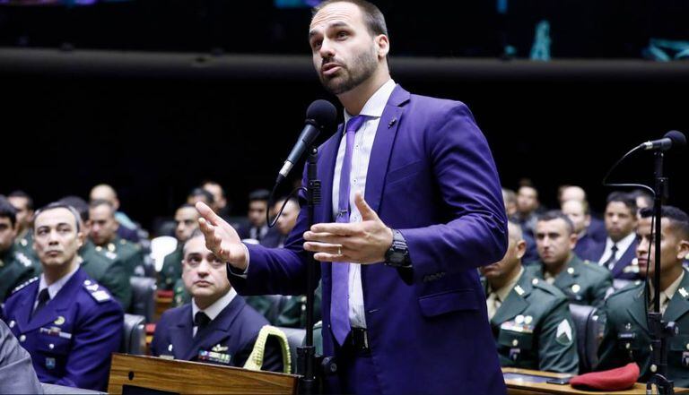 Eduardo Bolsonaro discursa em solenidade de homenagem ao Exército na Câmara.