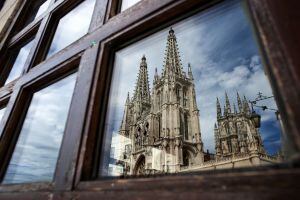 A catedral de Burgos refletida numa janela.