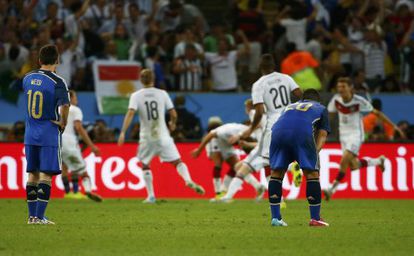 Messi observa a celebração dos jogadores alemães.