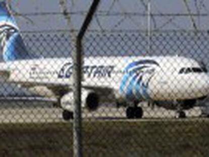 Sequestrador, que obrigou um avião da EgyptAir no Egito a pousar no Chipre, alegou que queria falar com a ex-mulher. Houve temor de ação terrorista por derrubada de aeronave no Sinai em 2015