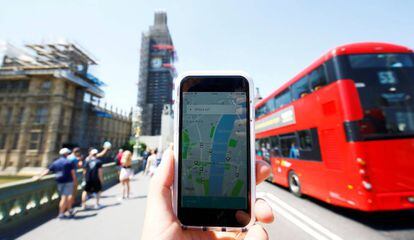 Celular com aplicativo do Uber em Londres.