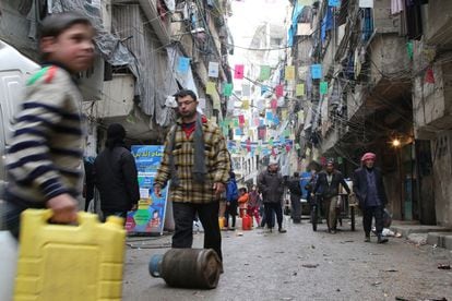 Moradores de Aleppo se abastecem com alimentos, na quinta-feira.