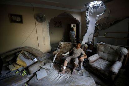 Um ferido palestino em sua casa destruída após um ataque de Israel sobre um campo de refugiados no norte de Gaza, em 10 de agosto de 2014.