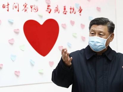 O presidente chinês Xi Jinping esta semana em Pequim. No vídeo, aumenta o número de infectados e mortos pelo coronavírus.