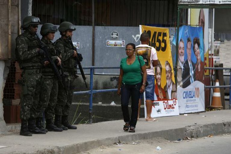 Exército supervisiona votação na favela Vila do João, no Rio.