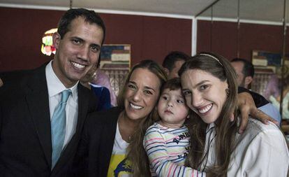 Juan Guaidó acompanhado de sua esposa, Fabiana Rosales, com sua filha e Lilian Tintori.