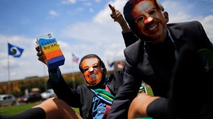 Manifestantes protestam em Brasília no dia 30 de outubro com máscaras do presidente Jair Bolsonaro e do presidente da Câmara, Arthur Lira.