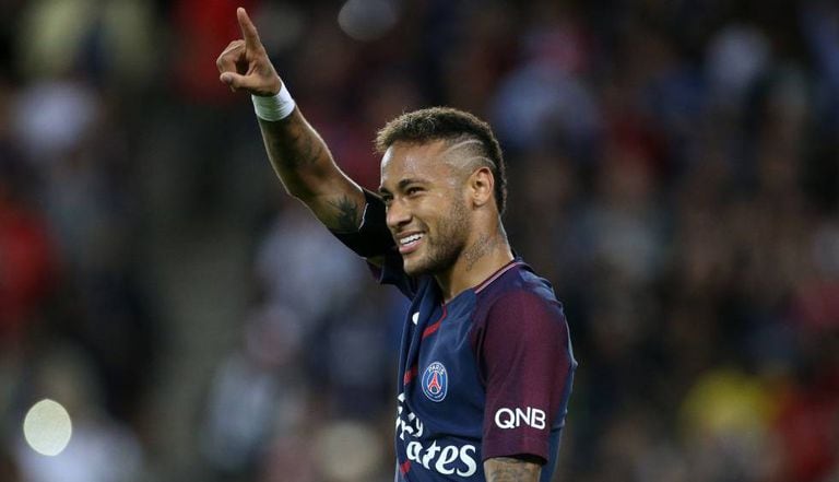 Neymar comemora um gol pelo PSG.