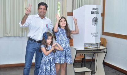 ACM Netto vota com as filhas.