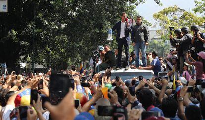 Guaidó discursa aos seus seguidores na terça-feira em Caracas.