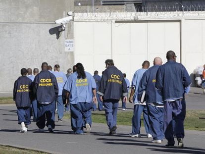 Um grupo de presos em Sacramento (Califórnia).