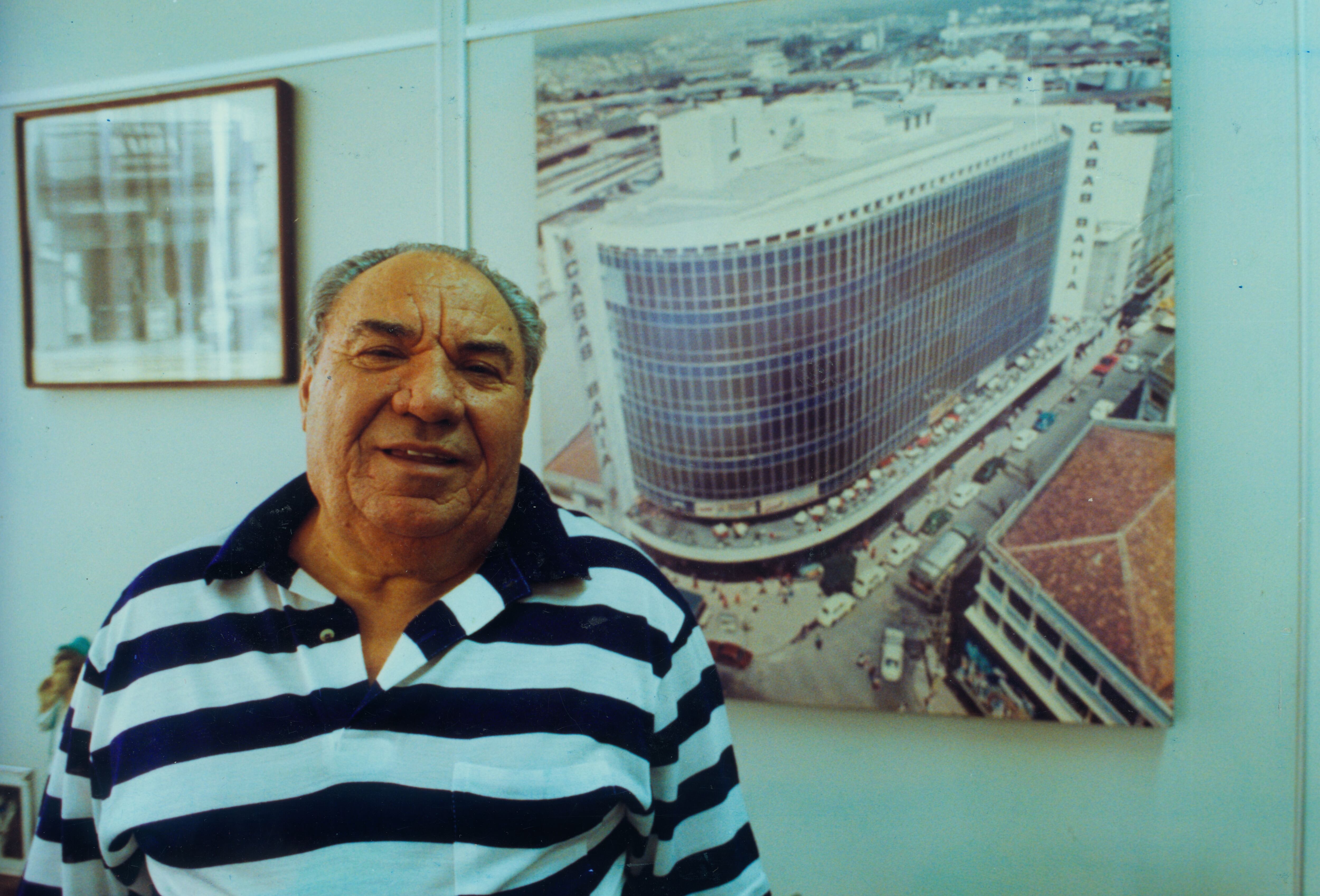 O empresário polonês naturalizado brasileiro Samuel Klein posa para fotos em seu escritório em fevereiro de 1996.