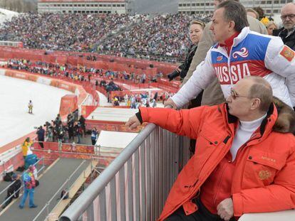 Putin (de vermelho) durante os Jogos de Sochi 2014.