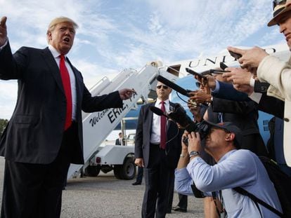 O presidente Donald Trump ao chegar ao aeroporto de Erie, Pensilvânia.