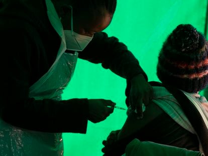 Paciente recebe injeção da vacina Pfizer numa clínica de Orange Farm, perto de Johannesburgo, na África do Sul, em junho deste ano.