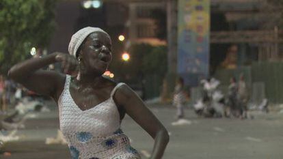 Uma senhora dança no desfecho de 'O Samba'.