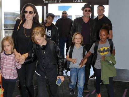 Brad Pitt e Angelina Jolie no aeroporto com seus filhos Pax, Maddox, Vivienne, Zahara, Knox e Shiloh em junho de 2015.