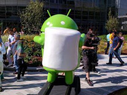 Estátua de um boneco do Android com um marshmallow.