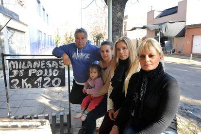 Juan Carlos, María Sol, Elizabeth e Ximena, moradores de Villa Galicia, em Lomas de Zamora.