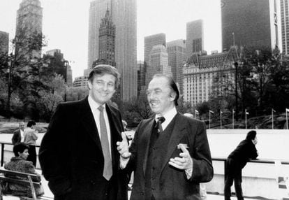 O magnata posa com seu pai na inauguração da pista de gelo do Central Park em 1987.
