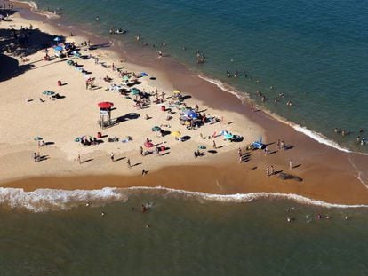 Pessoas voltam a ocupar a praia em Vila Velha, neste domingo.